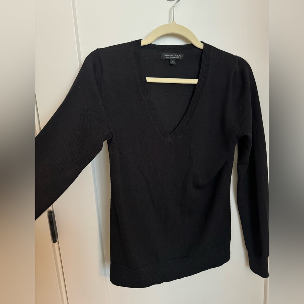 Banana Republic black merino wool v neck sweater, size Medium